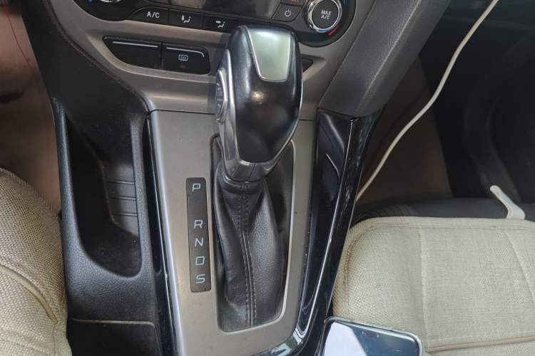 Used Ford Focus 2012 Sedan 1.6L Automatic Fashion Edition Gear Lever