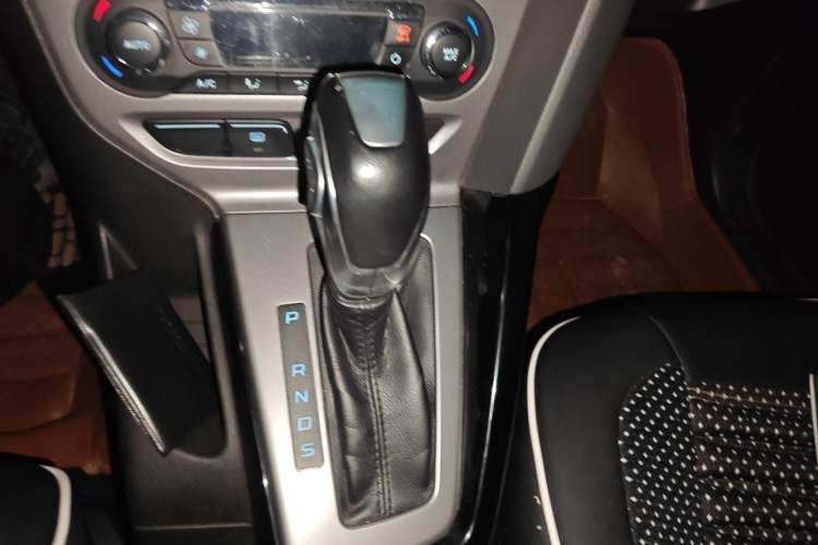 Used Ford Focus 2012 Sedan 1.6L Automatic Fashion Edition Gear Lever
