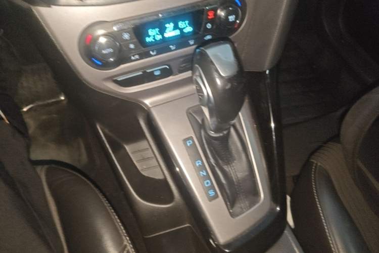 Used Ford Focus 2012 Sedan 1.6L Automatic Fashion Edition Gear Lever