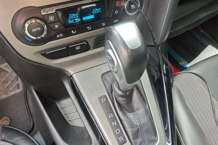 Used Ford Focus 2012 Sedan 1.6L Automatic Fashion Edition Gear Lever