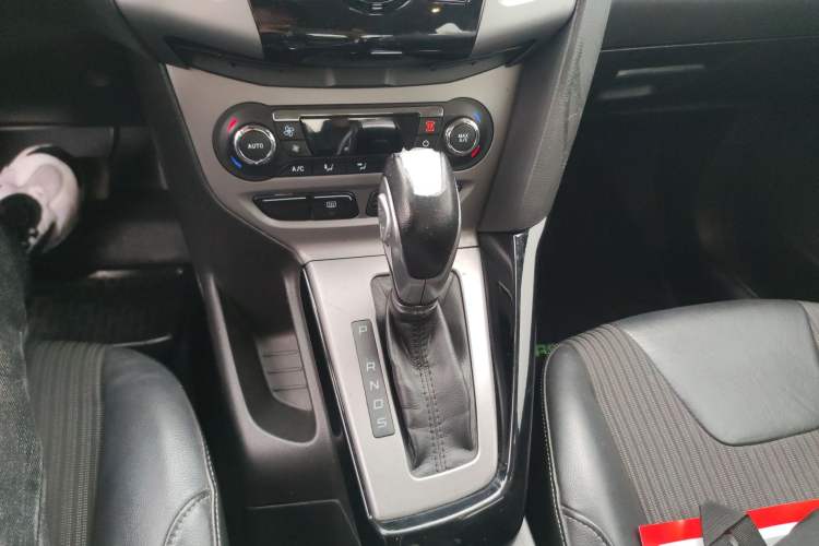 Used Ford Focus 2012 Sedan 1.6L Automatic Fashion Edition Gear Lever
