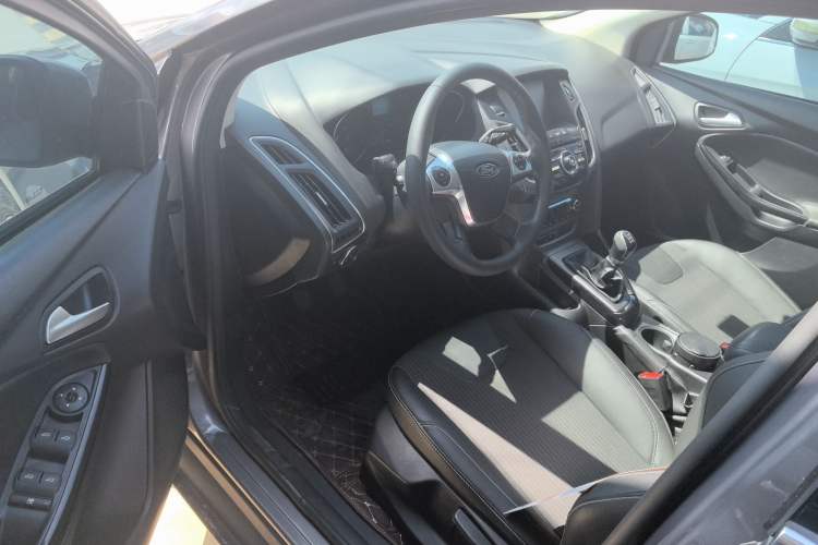 Used Ford Focus 2012 Sedan 1.6L Manual Fashion Edition Interior 2