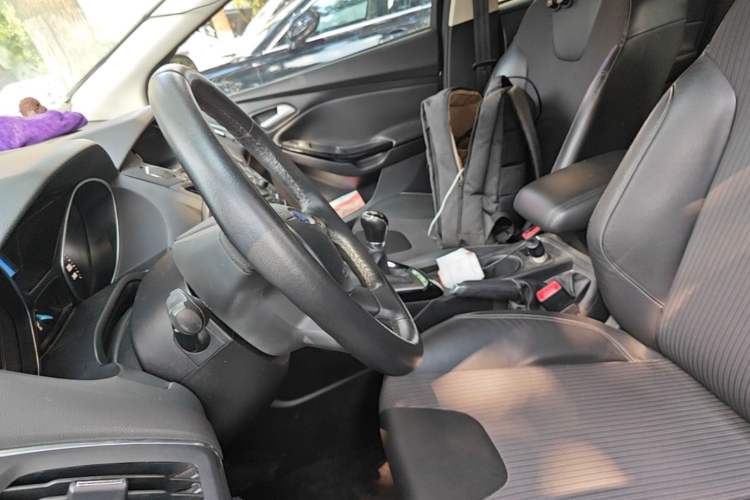 Used Ford Focus 2012 Sedan 1.6L Manual Fashion Edition Left Front Seat