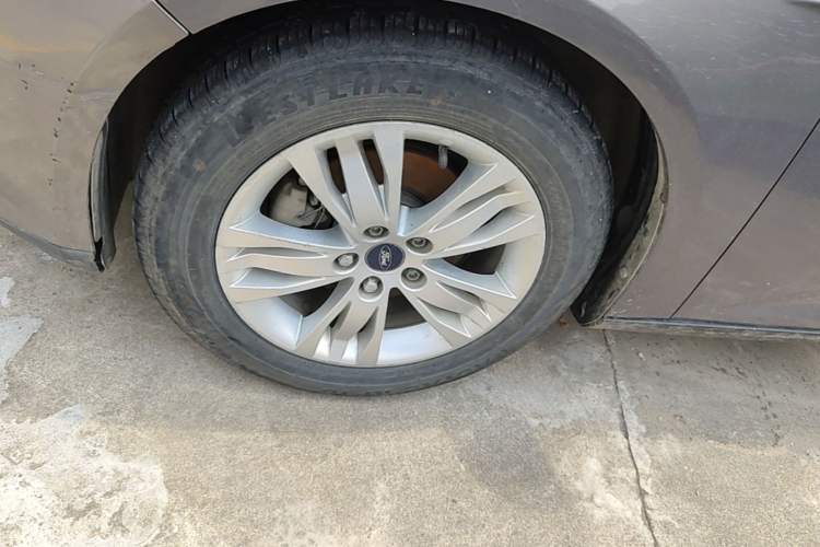 Used Ford Focus 2012 Sedan 1.6L Automatic Comfort Model Left Front Wheel Hub