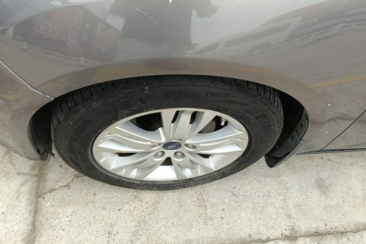 Used Ford Focus 2012 Sedan 1.6L Automatic Comfort Model Left Front Wheel Hub