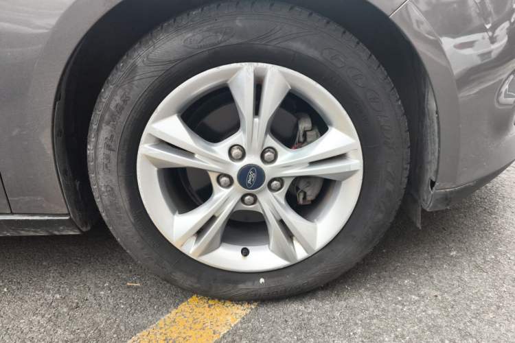 Used Ford Focus 2012 Sedan 1.6L Manual Fashion Edition Right Front Wheel Hub