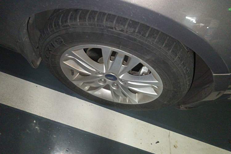 Used Ford Focus 2012 Sedan 1.6L Automatic Comfort Model Right Front Wheel Hub