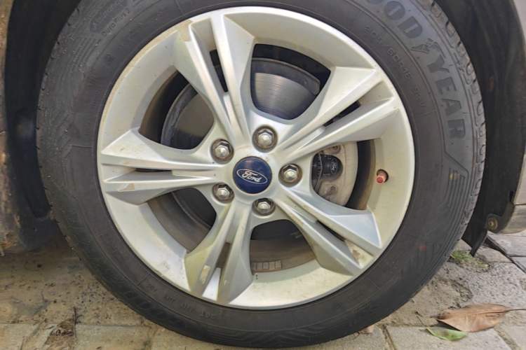 Used Ford Focus 2012 Sedan 1.6L Manual Fashion Edition Right Front Wheel Hub