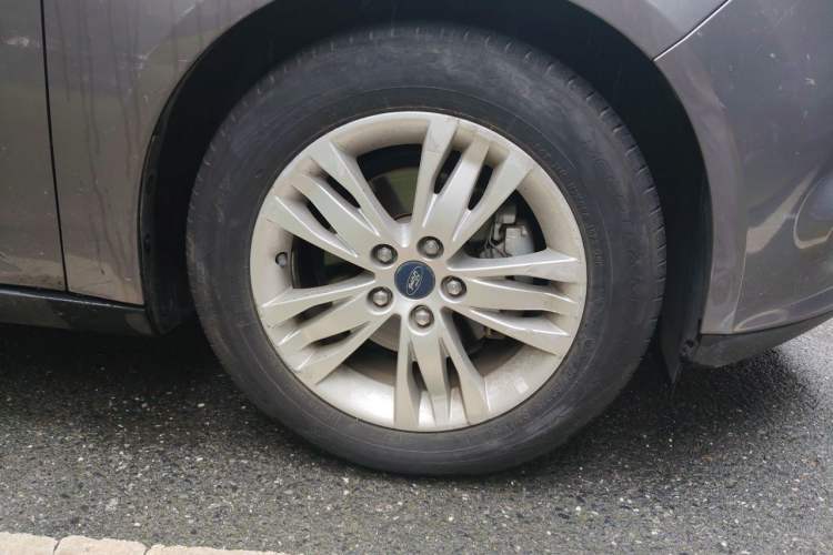 Used Ford Focus 2012 Sedan 1.6L Manual Comfort Model Right Front Wheel Hub