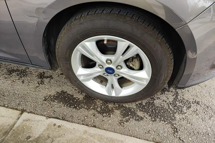 Used Ford Focus 2012 Sedan 1.6L Manual Fashion Edition Right Front Wheel Hub