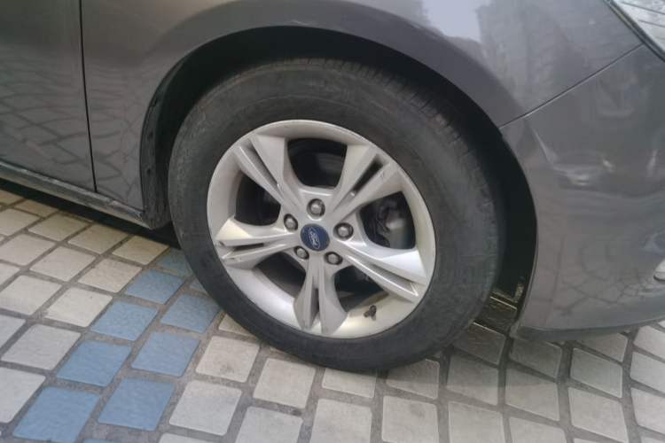 Used Ford Focus 2012 Sedan 1.6L Manual Fashion Edition Right Front Wheel Hub