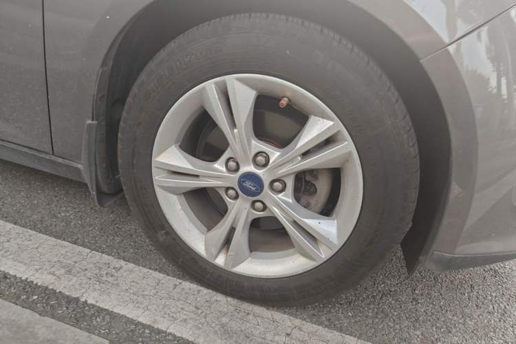 Used Ford Focus 2012 Sedan 1.6L Manual Fashion Edition Right Front Wheel Hub