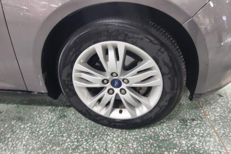 Used Ford Focus 2012 Sedan 1.6L Manual Comfort Model Right Front Wheel Hub
