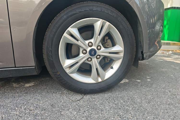 Used Ford Focus 2012 Sedan 1.6L Automatic Fashion Edition Right Front Wheel Hub