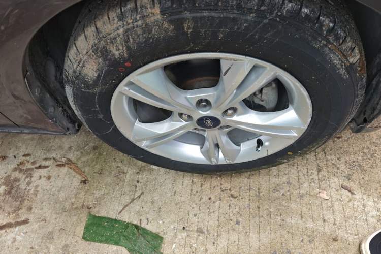 Used Ford Focus 2012 Sedan 1.6L Automatic Fashion Edition Right Front Wheel Hub