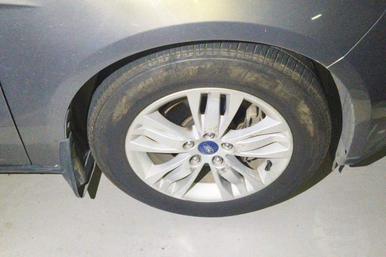 Used Ford Focus 2012 Sedan 1.6L Manual Comfort Model Right Front Wheel Hub