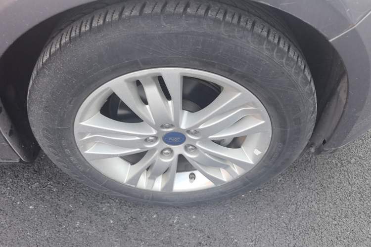 Used Ford Focus 2012 Sedan 1.6L Automatic Comfort Model Right Front Wheel Hub