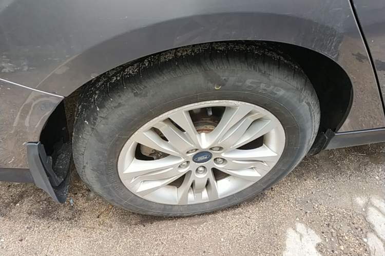 Used Ford Focus 2012 Sedan 1.6L Automatic Comfort Model Right Rear Wheel Hub