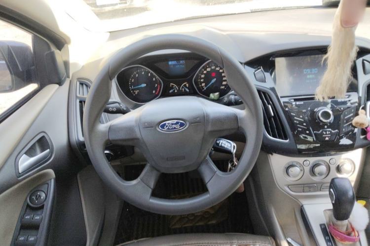 Used Ford Focus 2012 Sedan 1.6L Automatic Comfort Model Steering Wheel