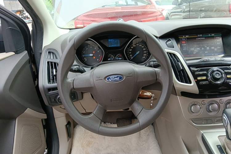 Used Ford Focus 2012 Sedan 1.6L Automatic Comfort Model Steering Wheel