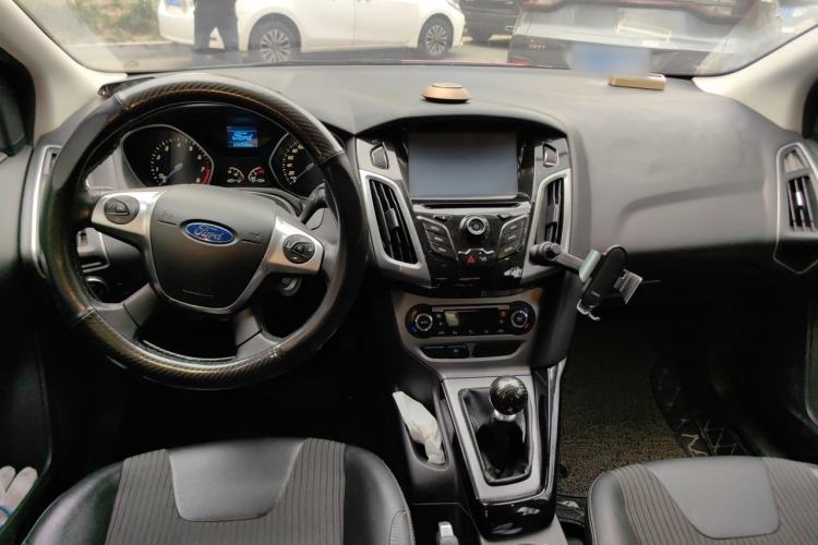 Used Ford Focus 2012 Sedan 1.6L Manual Fashion Edition Center Console