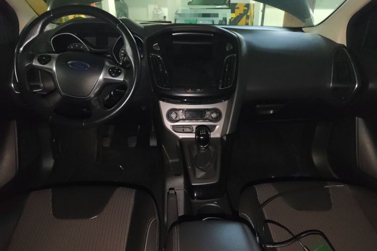 Used Ford Focus 2012 Sedan 1.6L Manual Fashion Edition Center Console