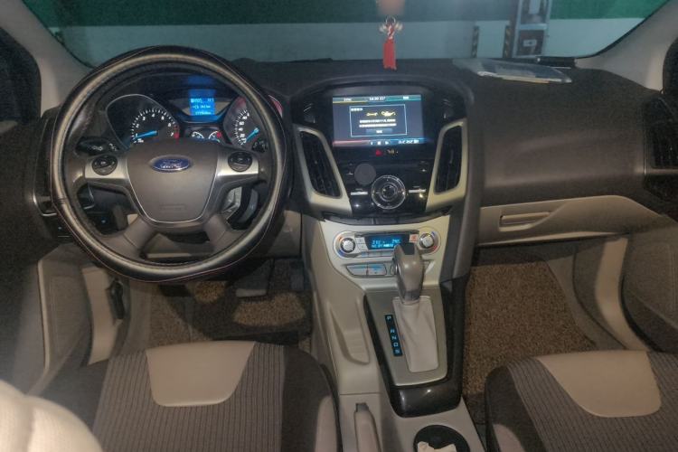 Used Ford Focus 2012 Sedan 1.6L Automatic Fashion Edition Center Console
