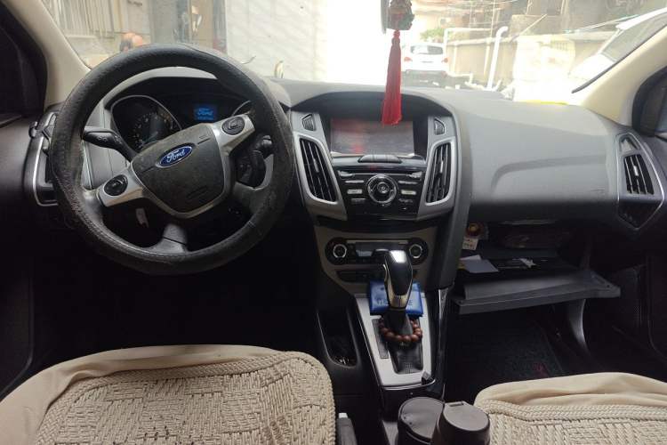 Used Ford Focus 2012 Sedan 1.6L Automatic Fashion Edition Center Console