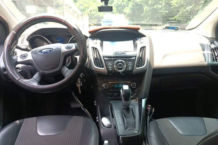 Used Ford Focus 2012 Sedan 1.6L Automatic Fashion Edition Center Console