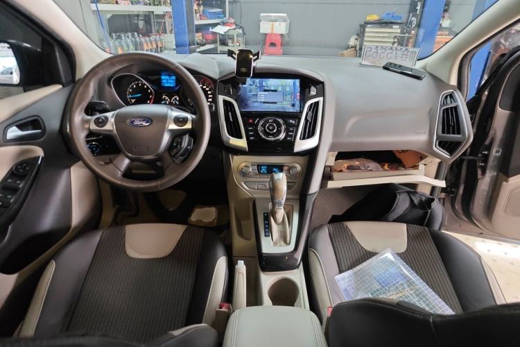Used Ford Focus 2012 Sedan 1.6L Automatic Fashion Edition Center Console