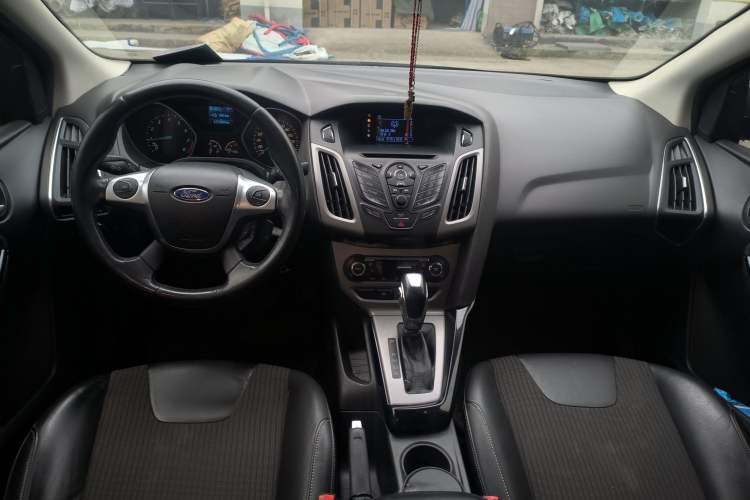 Used Ford Focus 2012 Sedan 1.6L Automatic Fashion Edition Center Console