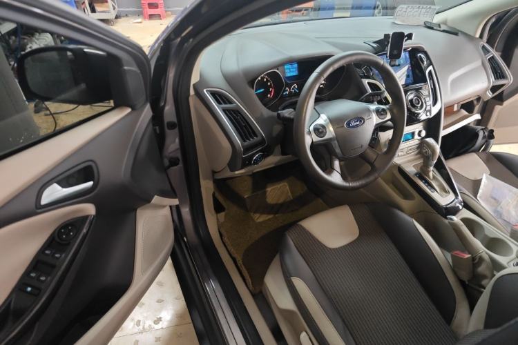 Used Ford Focus 2012 Sedan 1.6L Automatic Fashion Edition Driver Seat