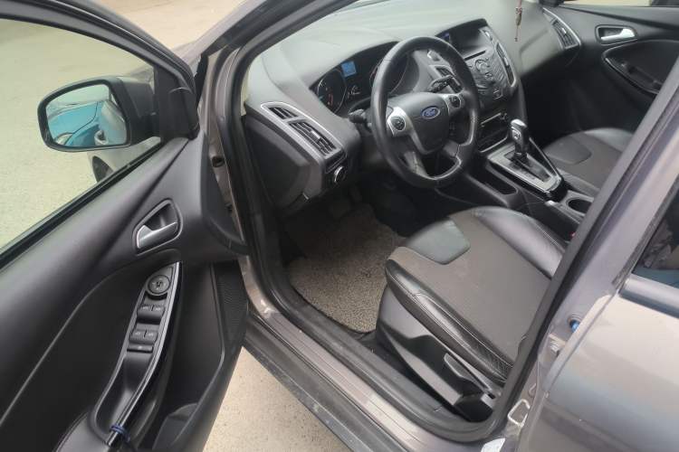Used Ford Focus 2012 Sedan 1.6L Automatic Fashion Edition Driver Seat