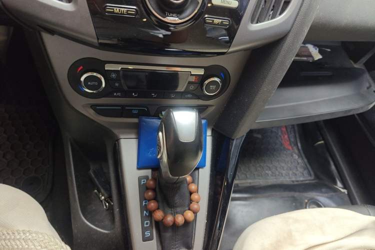 Used Ford Focus 2012 Sedan 1.6L Automatic Fashion Edition Gear Lever
