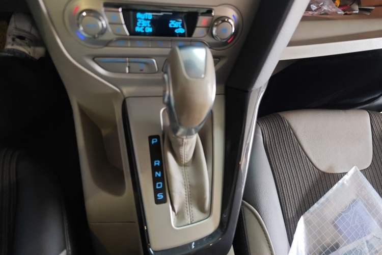 Used Ford Focus 2012 Sedan 1.6L Automatic Fashion Edition Gear Lever