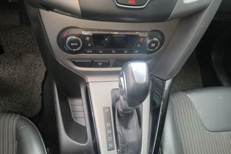Used Ford Focus 2012 Sedan 1.6L Automatic Fashion Edition Gear Lever