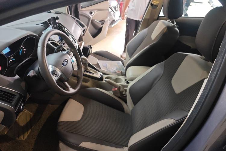 Used Ford Focus 2012 Sedan 1.6L Automatic Fashion Edition Left Front Seat