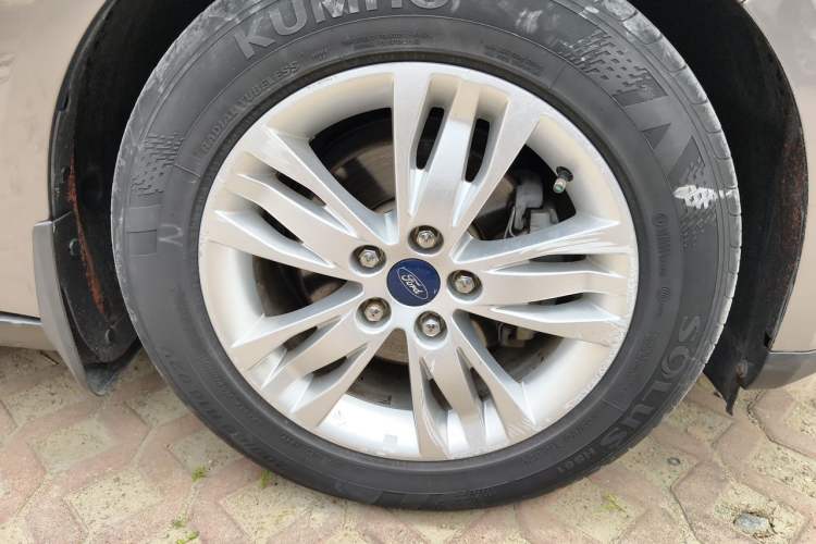 Used Ford Focus 2012 Sedan 1.6L Automatic Comfort Model Right Front Wheel Hub