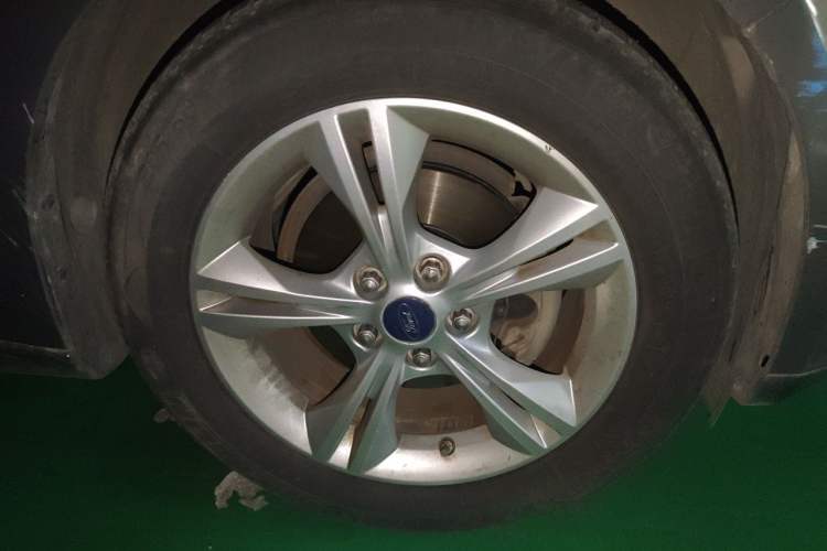 Used Ford Focus 2012 Sedan 1.6L Manual Fashion Edition Right Front Wheel Hub