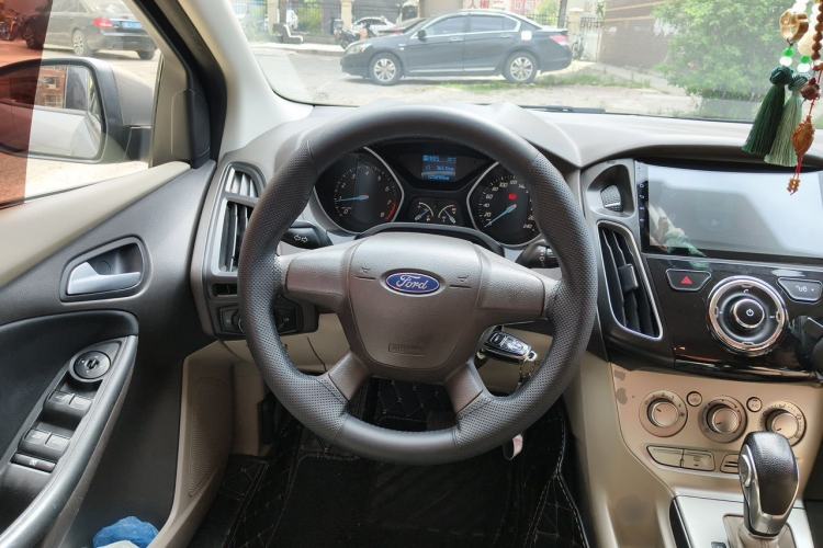 Used Ford Focus 2012 Sedan 1.6L Automatic Comfort Model Steering Wheel