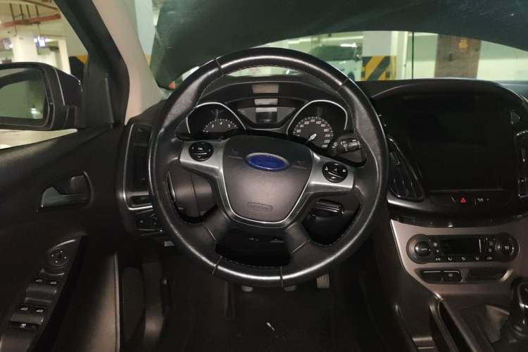 Used Ford Focus 2012 Sedan 1.6L Manual Fashion Edition Steering Wheel