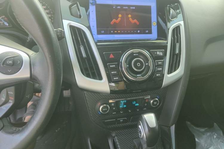Used Ford Focus 2012 Hatchback 1.6L Automatic Fashion Edition Audio And AC Panel