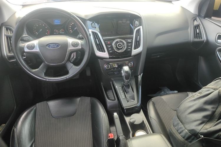 Used Ford Focus 2012 Hatchback 1.6L Automatic Fashion Edition Center Console
