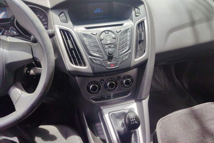 Used Ford Focus 2012 Hatchback 1.6L Manual Comfort Model Audio And AC Panel