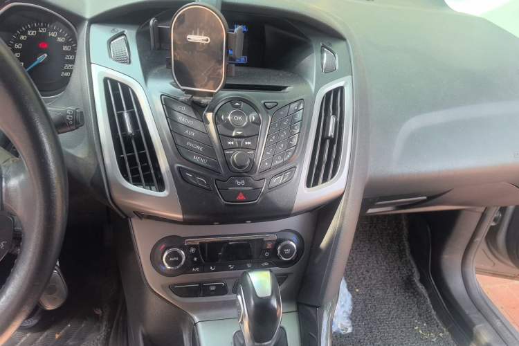 Used Ford Focus 2012 Hatchback 1.6L Automatic Fashion Edition Audio And AC Panel