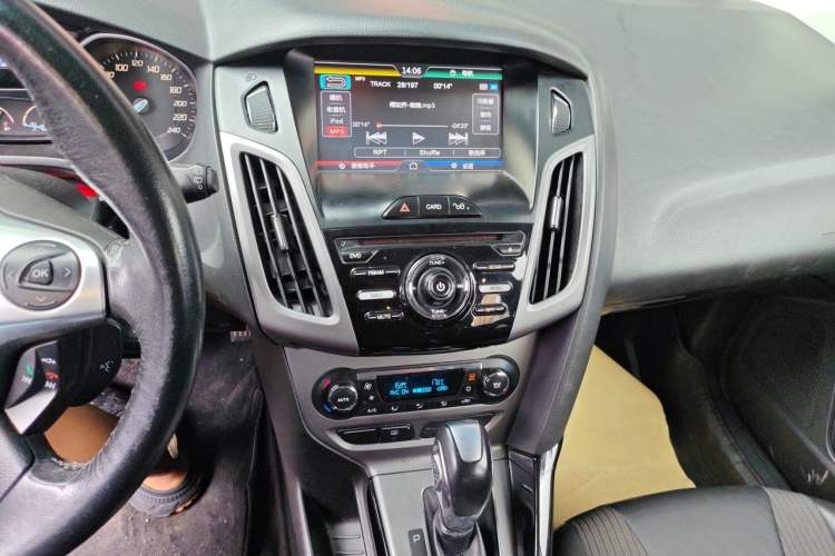 Used Ford Focus 2012 Hatchback 1.6L Automatic Fashion Edition Audio And AC Panel