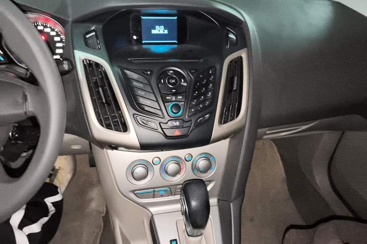 Used Ford Focus 2012 Sedan 1.6L Automatic Comfort Model Audio And AC Panel