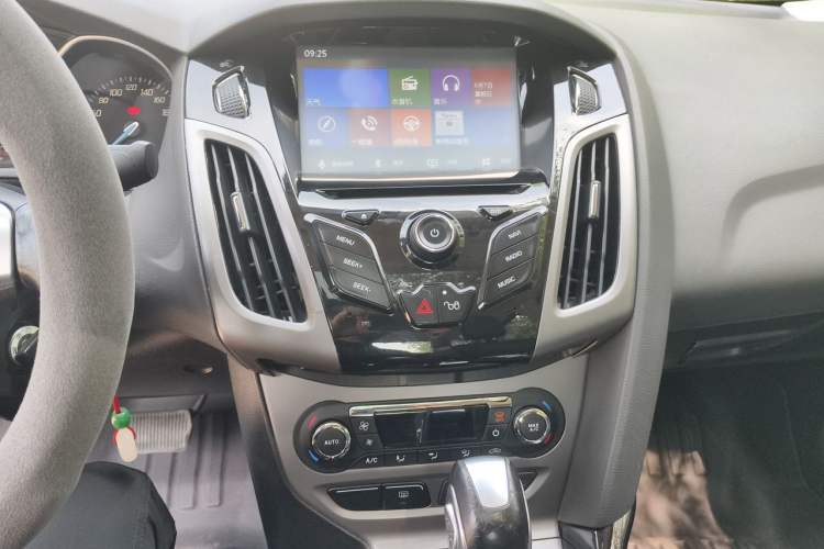 Used Ford Focus 2012 Sedan 1.6L Automatic Fashion Edition Audio And AC Panel