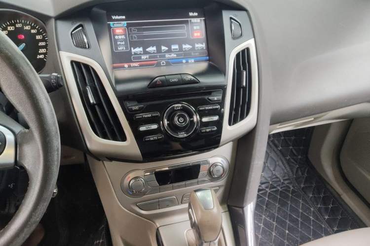Used Ford Focus 2012 Hatchback 1.6L Automatic Fashion Edition Audio And AC Panel