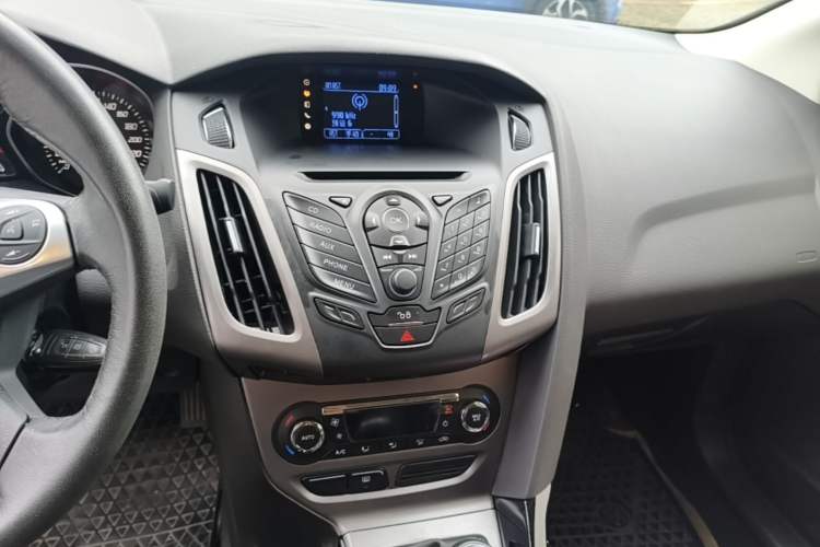 Used Ford Focus 2012 Sedan 1.6L Manual Fashion Edition Audio And AC Panel